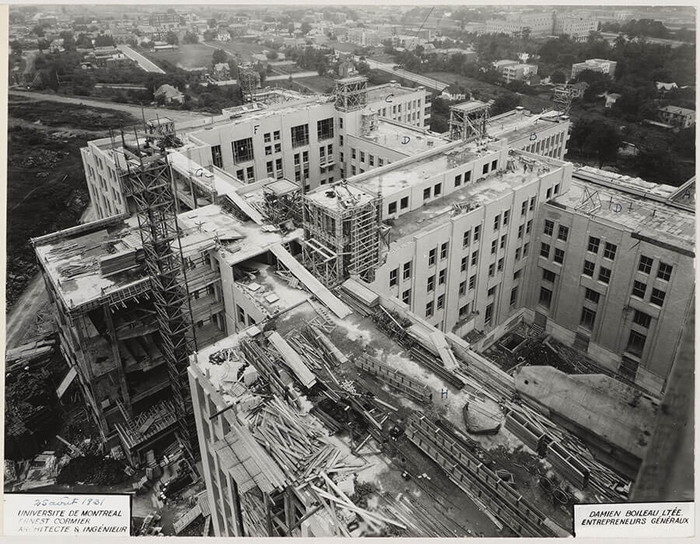 Photographie de la construction de la toiture, Pavillon principal et campus, Université de Montréal