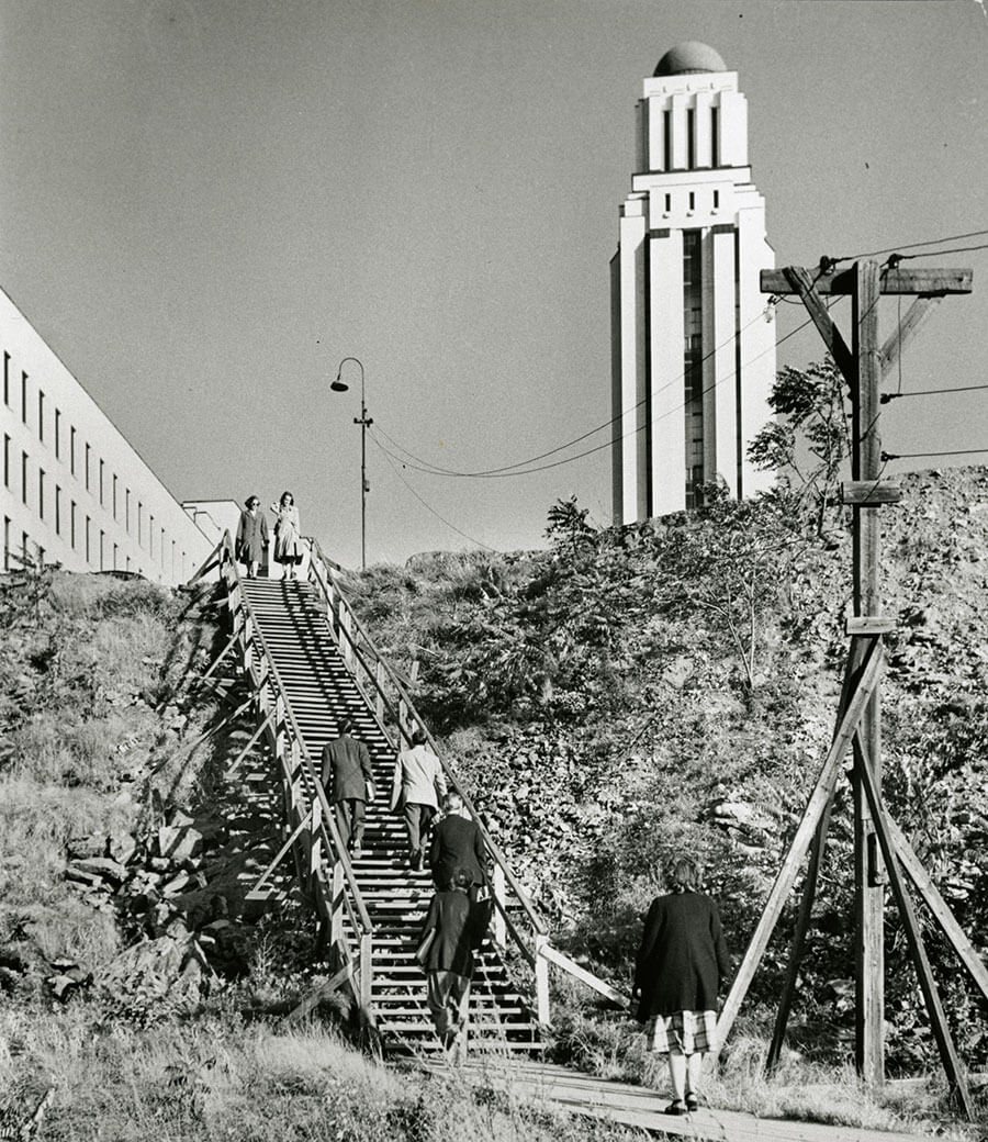 Photographie d'une partie de l'escalier permettant d'accéder au Pavillon Roger-Gaudry à partir du boulevard Édouard-Montpetit, anciennement Maple Wood, [avant 1965].