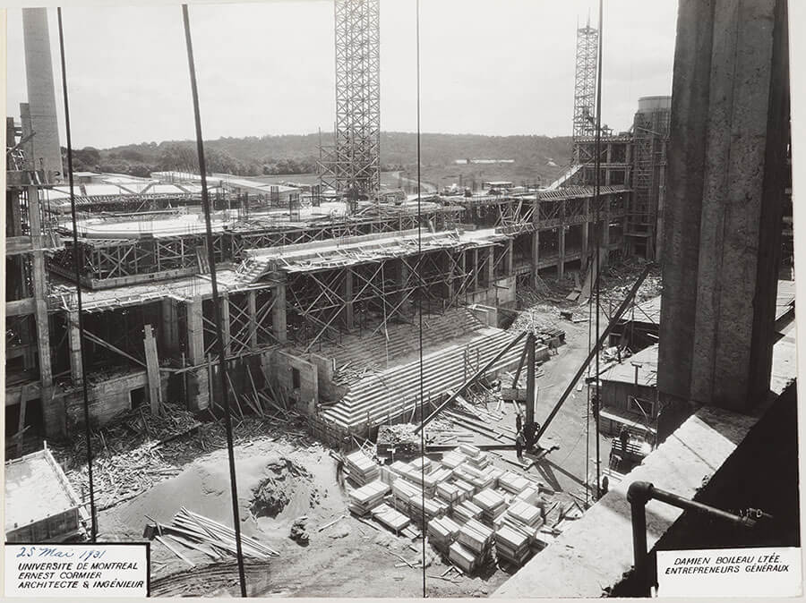 Photographie de la construction de la façade principale, Pavillon principal et campus, Université de Montréal