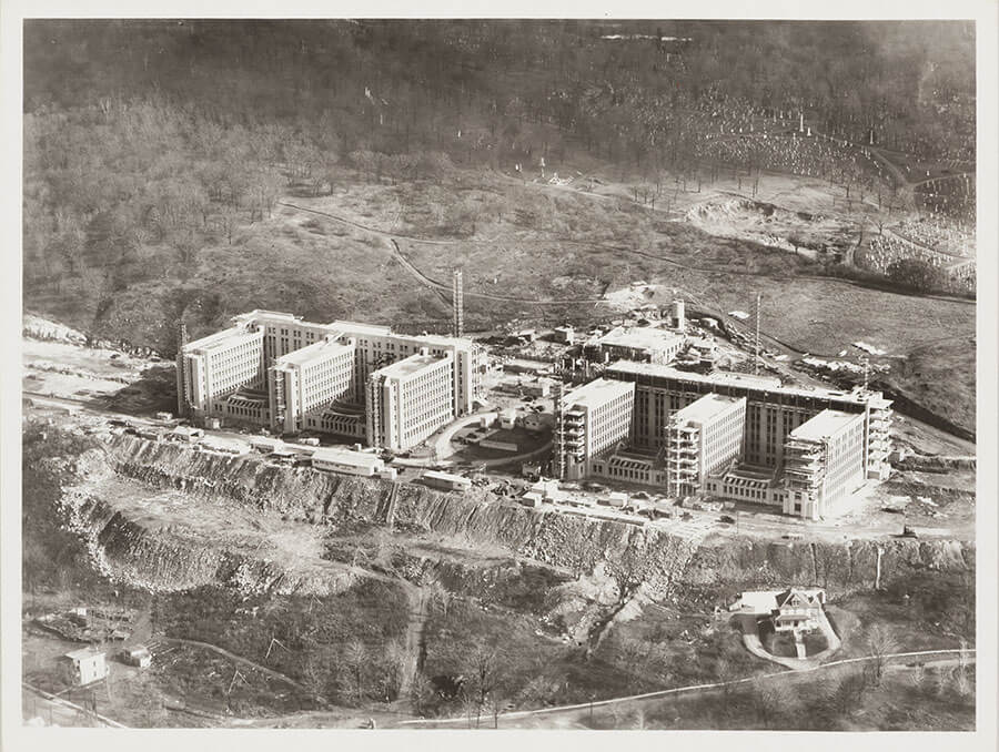 Vue aérienne du pavillon principal et campus en construction, Université de Montréal